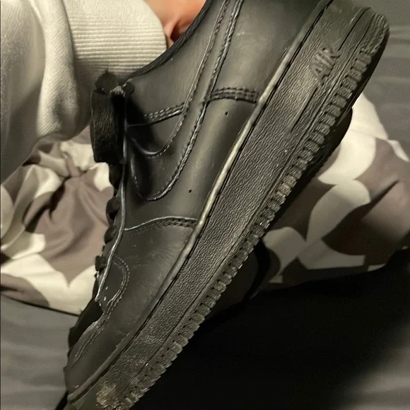Nike Kids Black Air Force 1 Shoes size 5.5Y - Picture 4 of 7